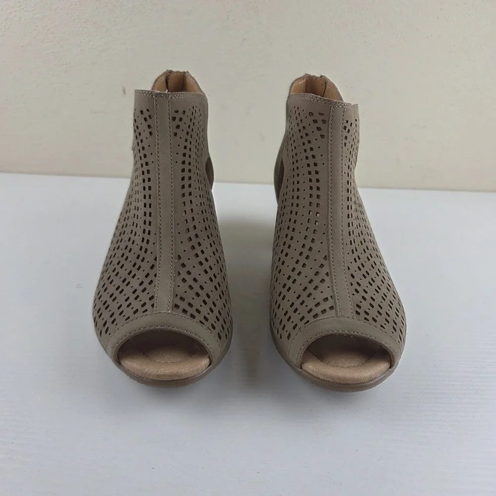 Earth Keri Sandals Shoes Womens Taupe Perforated Block Heel Leather Zip Up 8.5 D